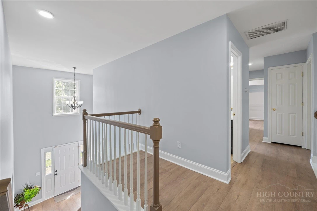 Image number 19 for the current listing