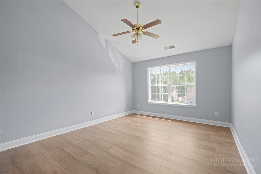 Image number 21 for the current listing