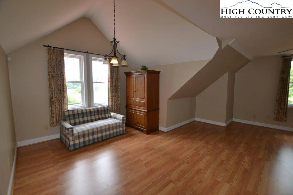 Image number 9 for the current listing