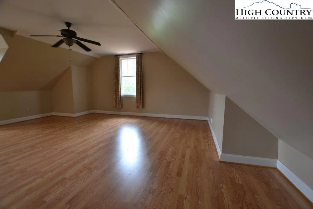 Image number 8 for the current listing