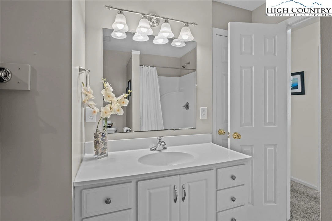 Image number 19 for the current listing