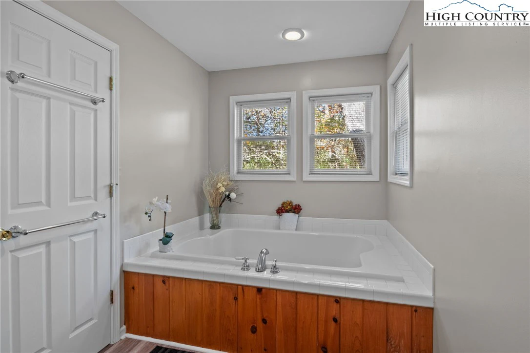 Image number 18 for the current listing