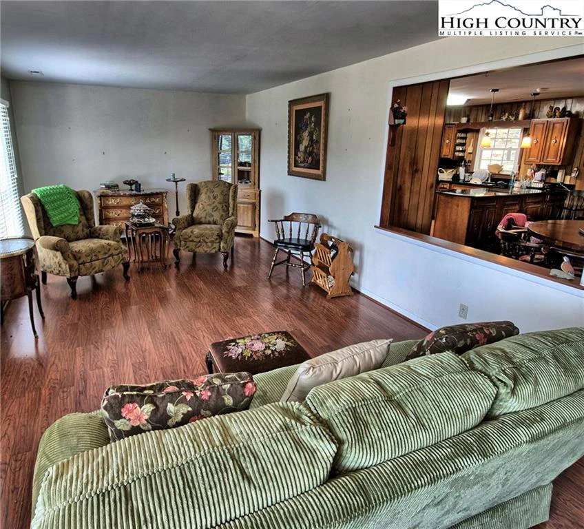 Image number 4 for the current listing