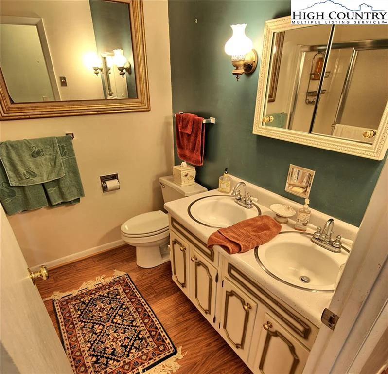 Image number 9 for the current listing