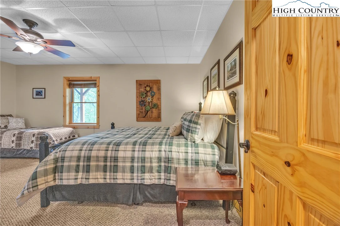 Image number 11 for the current listing
