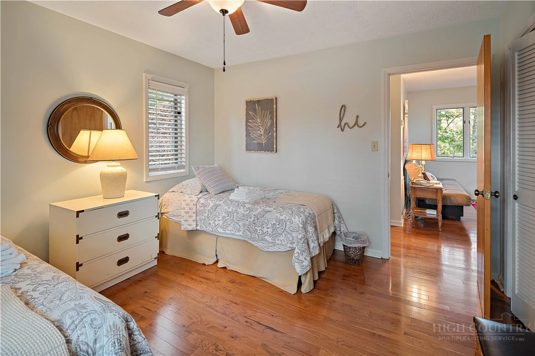 Image number 3 for the current listing