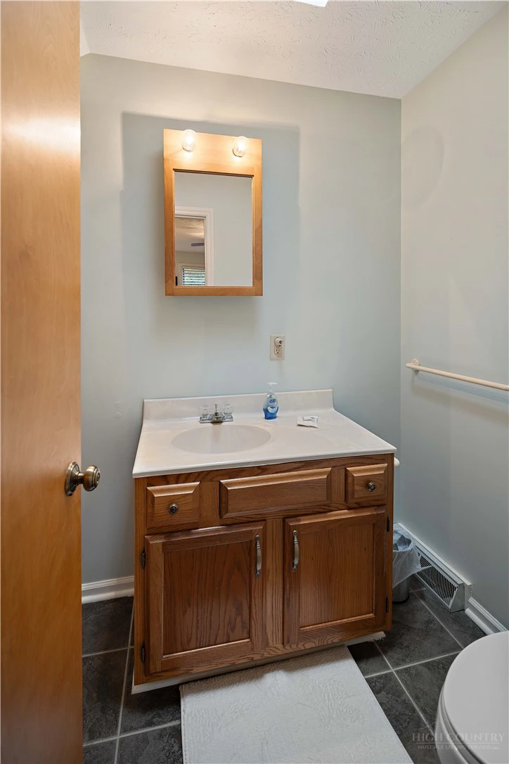 Image number 7 for the current listing