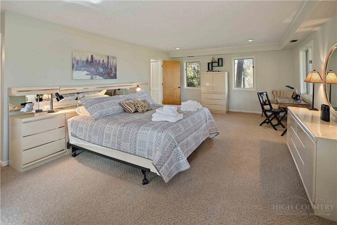 Image number 9 for the current listing