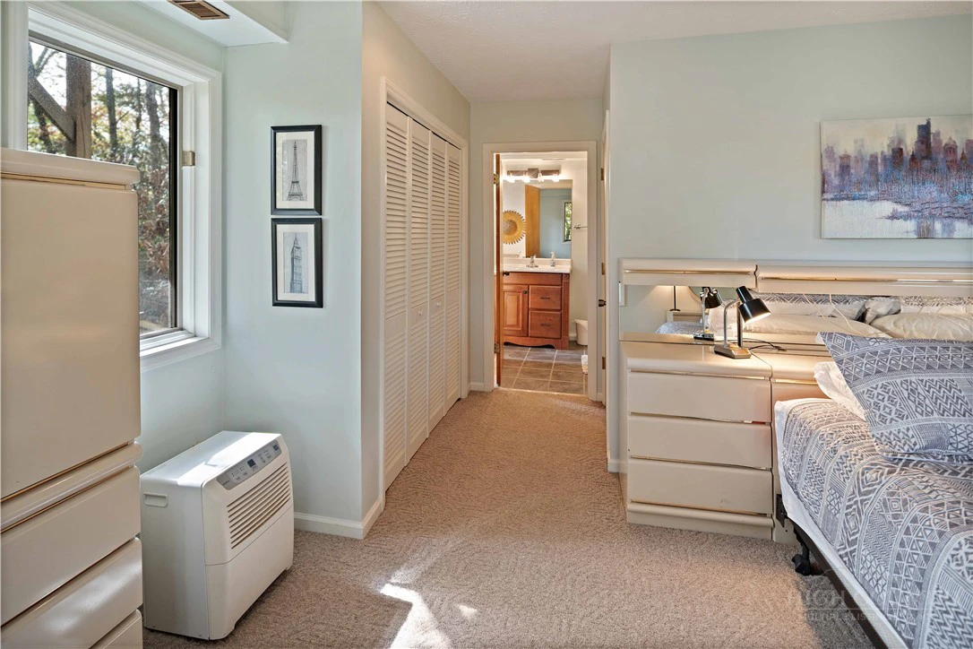 Image number 11 for the current listing