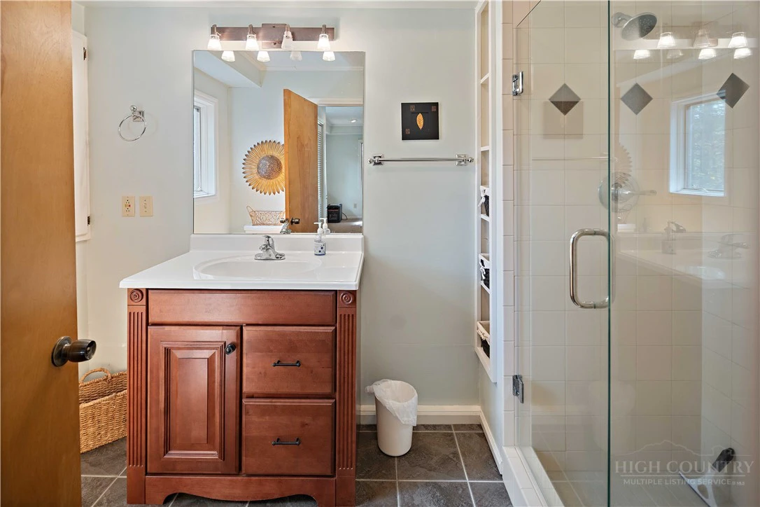 Image number 2 for the current listing