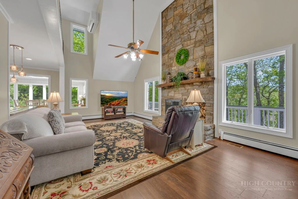 Image number 11 for the current listing