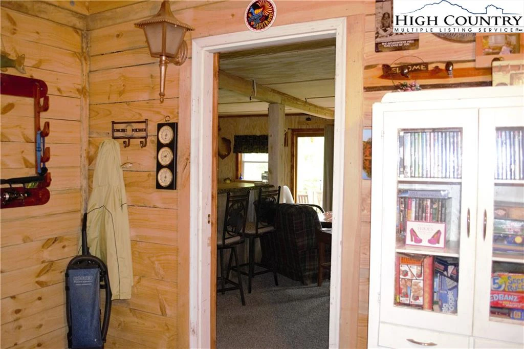 Image number 17 for the current listing