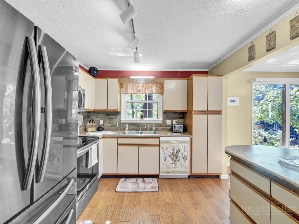Image number 13 for the current listing