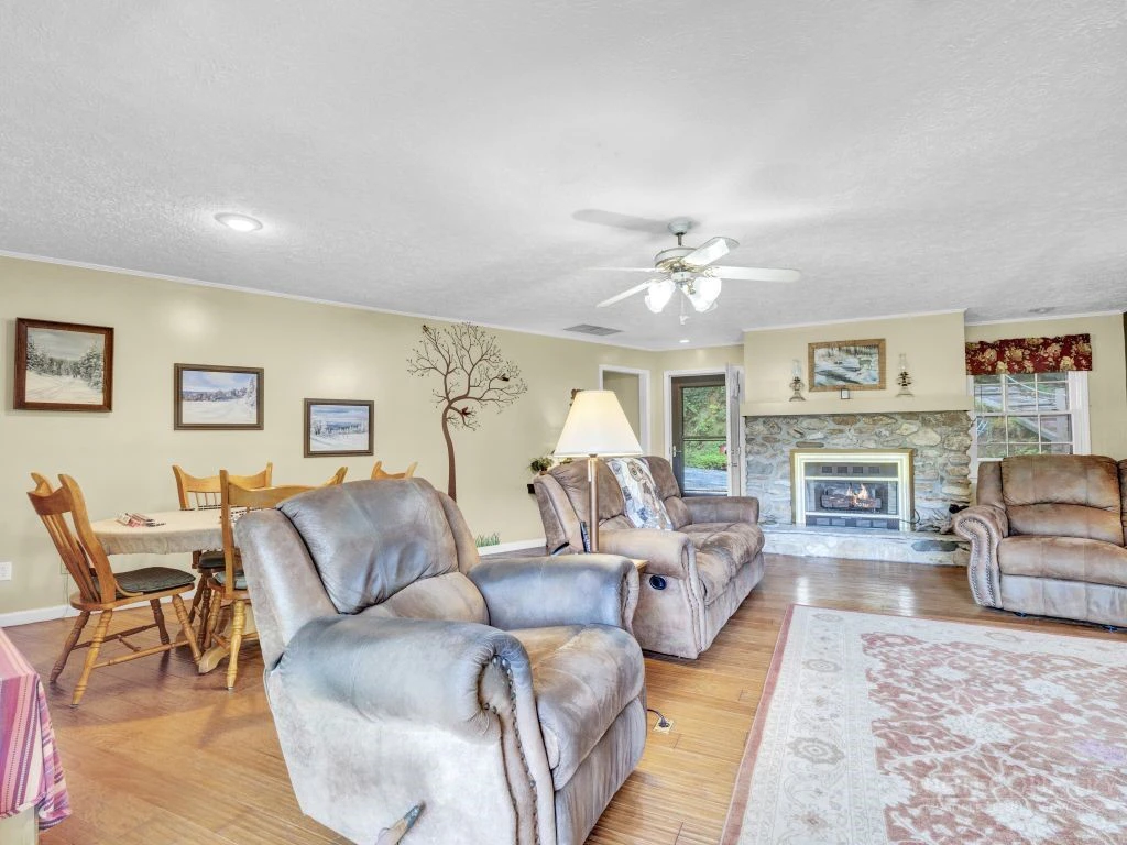 Image number 16 for the current listing