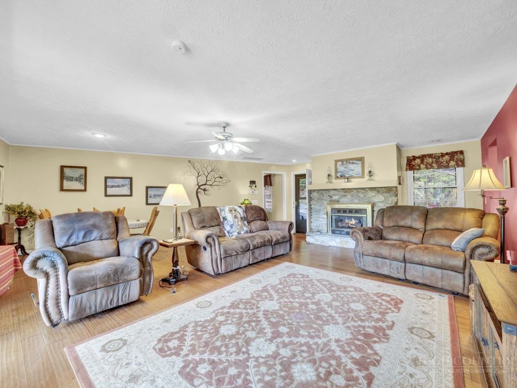 Image number 17 for the current listing