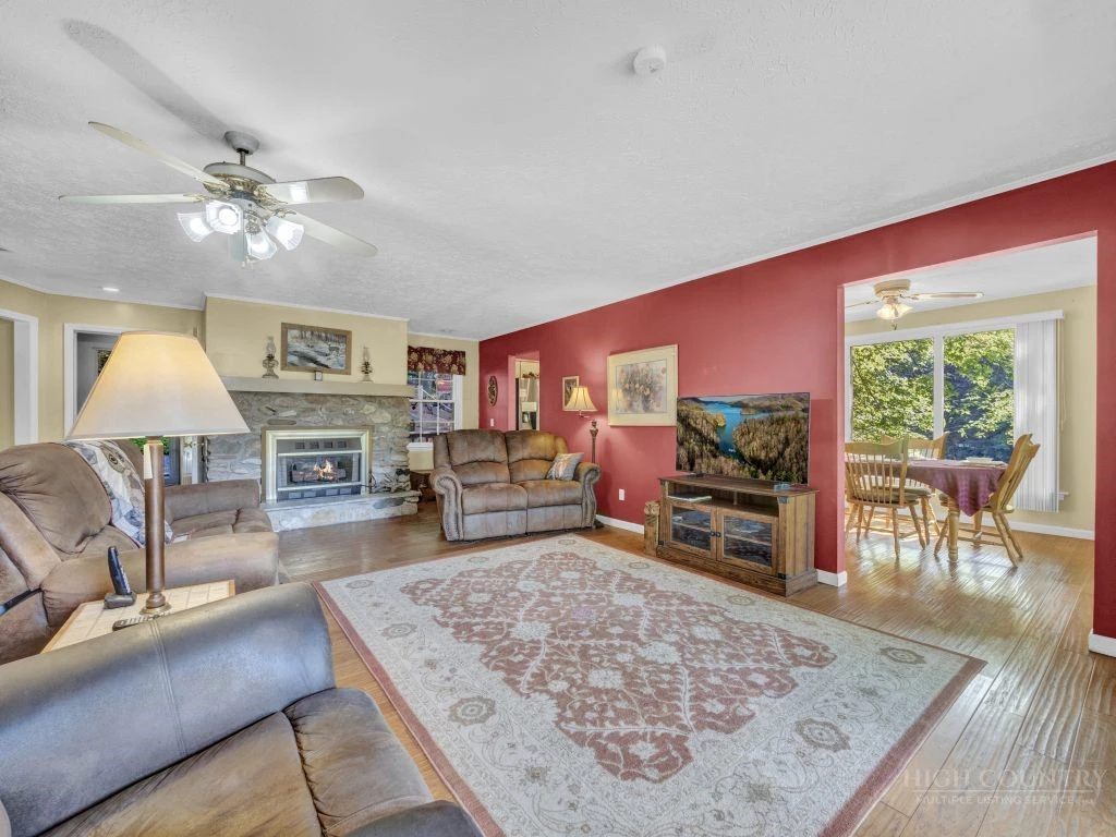 Image number 18 for the current listing