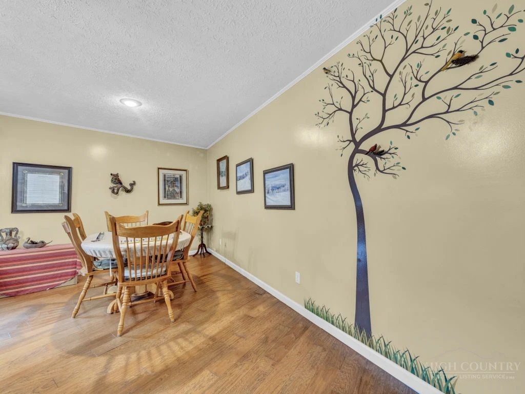 Image number 19 for the current listing
