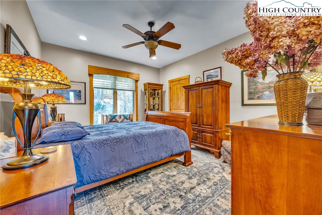 Image number 3 for the current listing