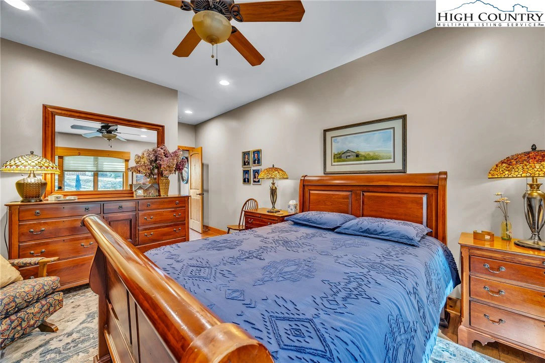 Image number 4 for the current listing