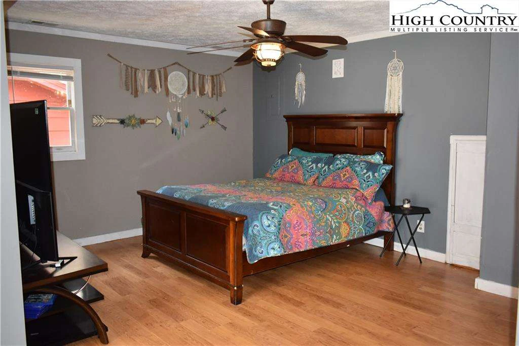 Image number 8 for the current listing
