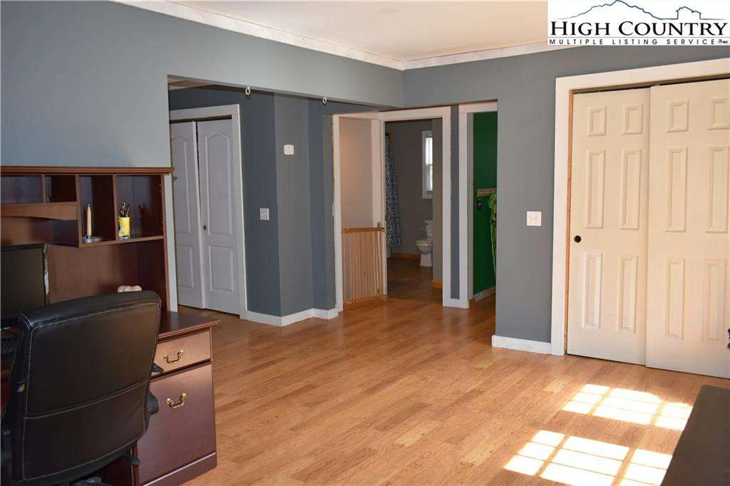 Image number 9 for the current listing
