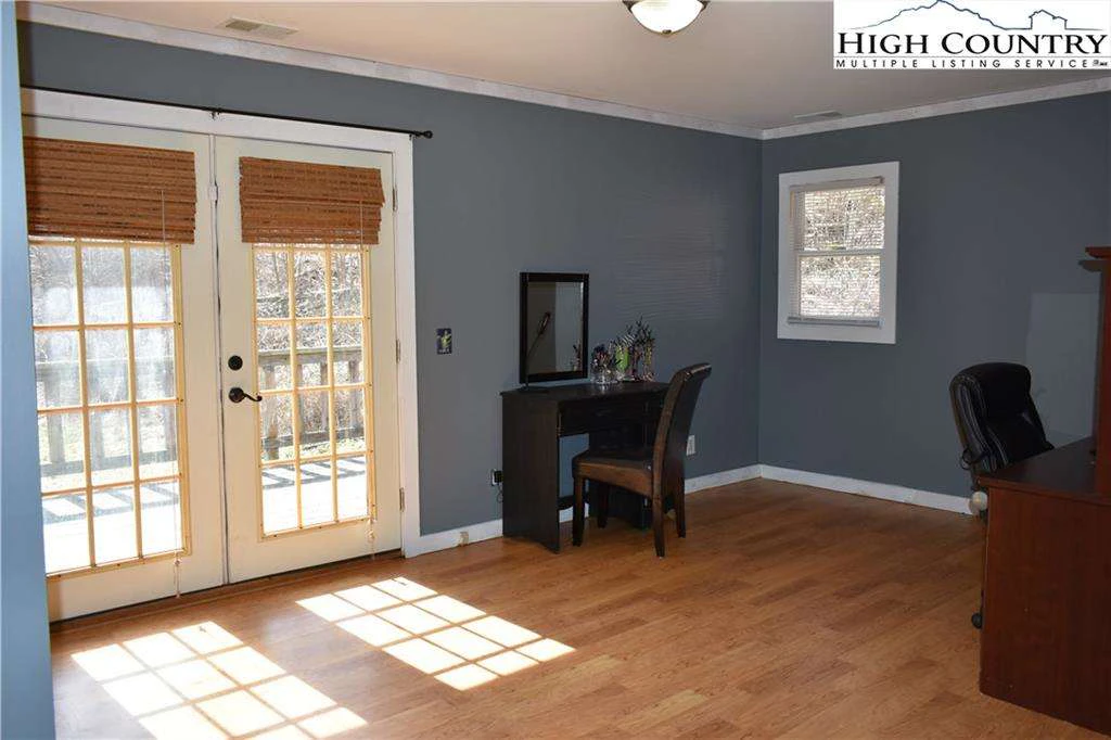 Image number 10 for the current listing