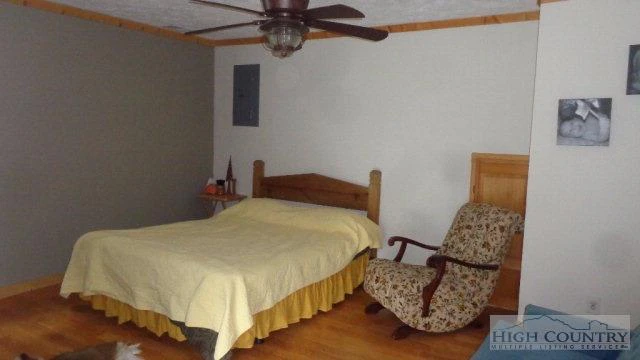 Image number 2 for the current listing