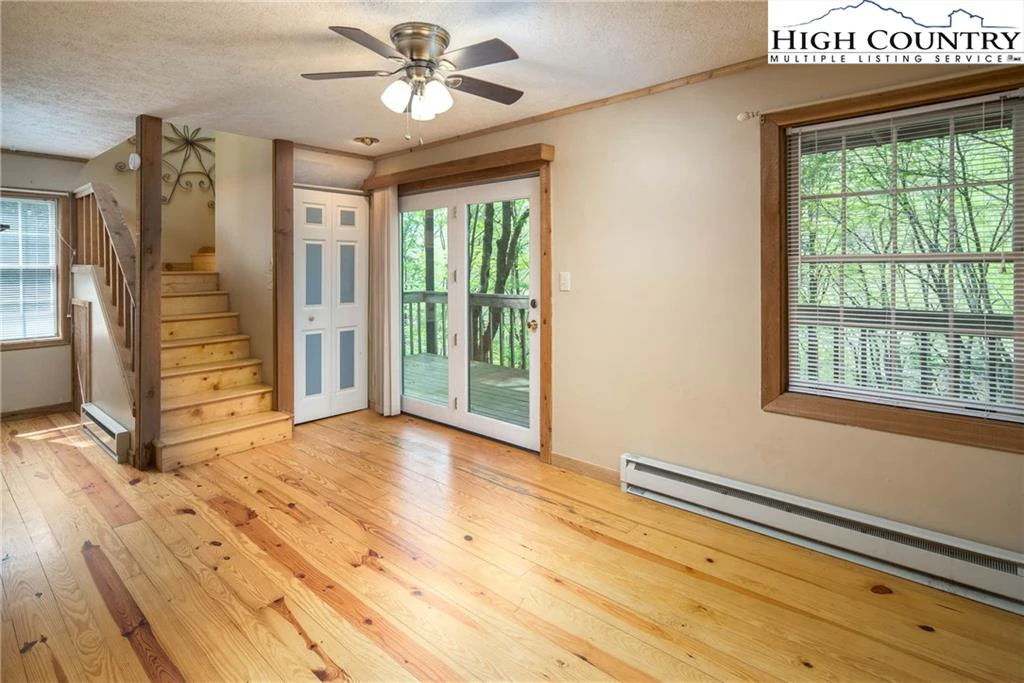 Image number 15 for the current listing
