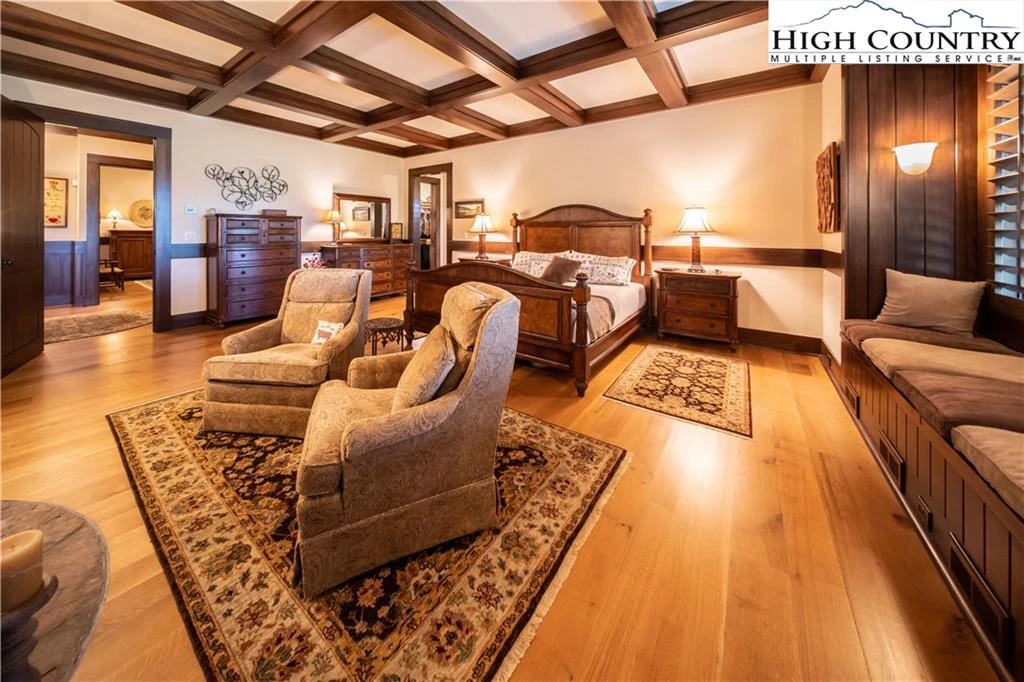 Image number 4 for the current listing