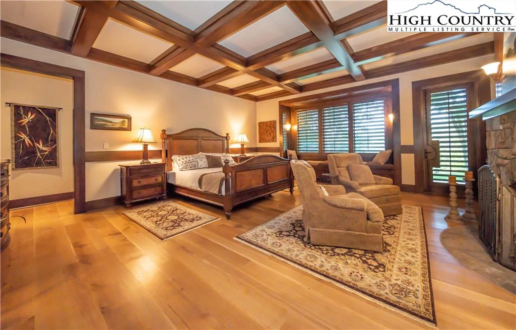 Image number 5 for the current listing