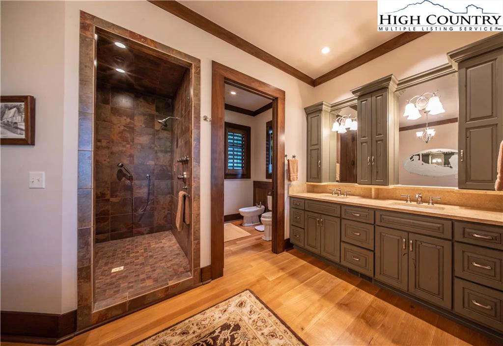 Image number 7 for the current listing
