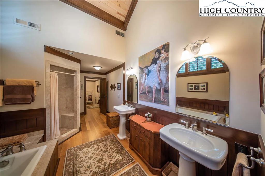 Image number 2 for the current listing