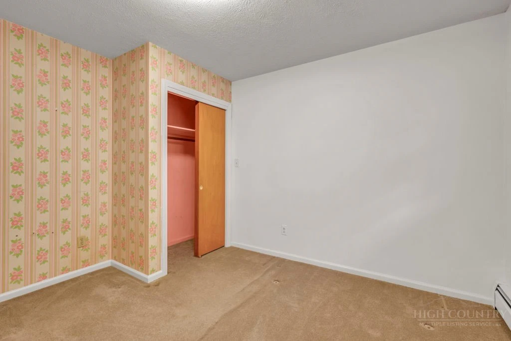 Image number 4 for the current listing
