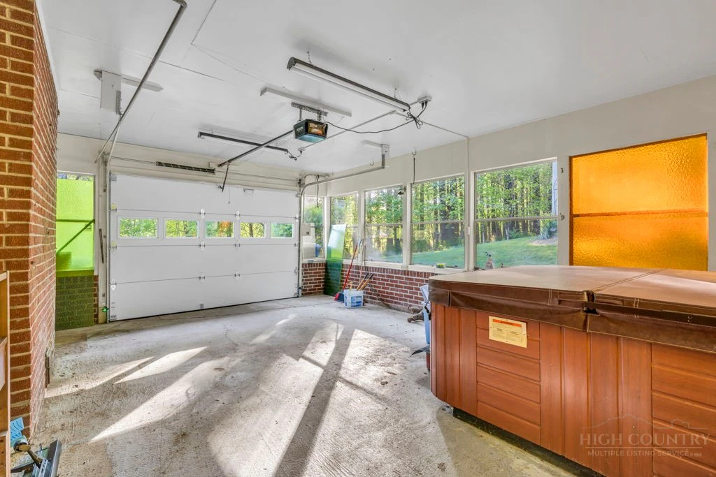 Image number 14 for the current listing