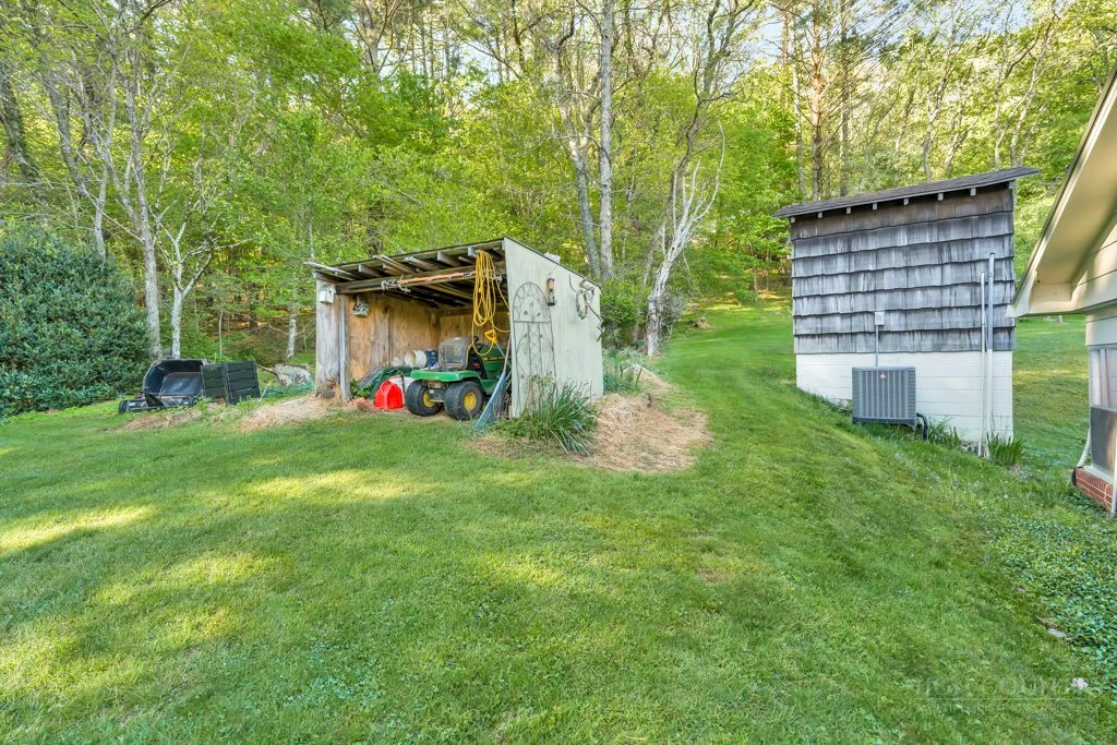 Image number 17 for the current listing