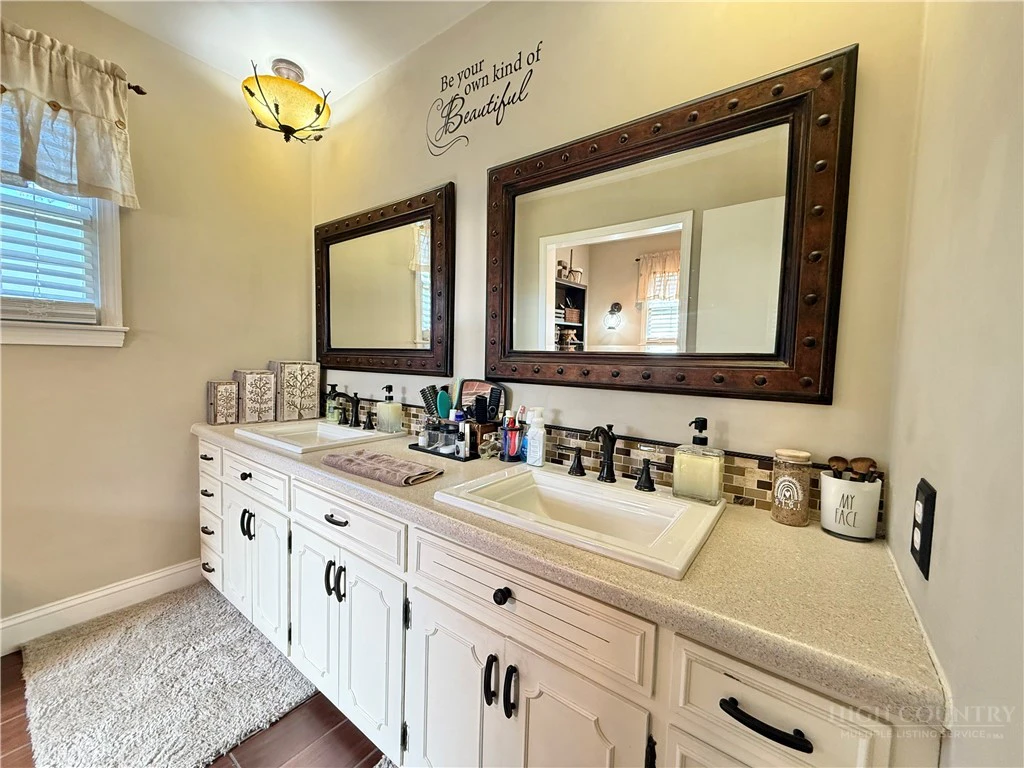 Image number 18 for the current listing