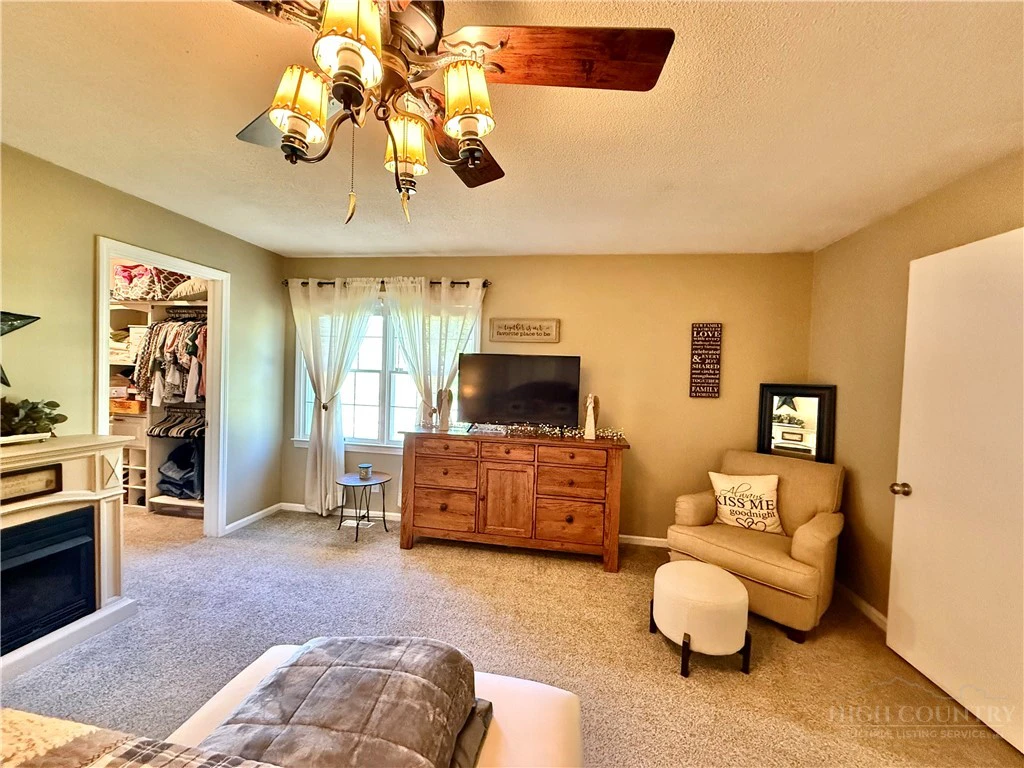 Image number 4 for the current listing