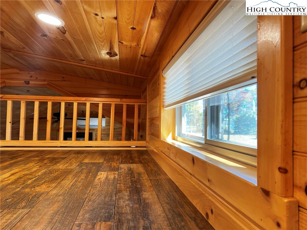 Image number 11 for the current listing