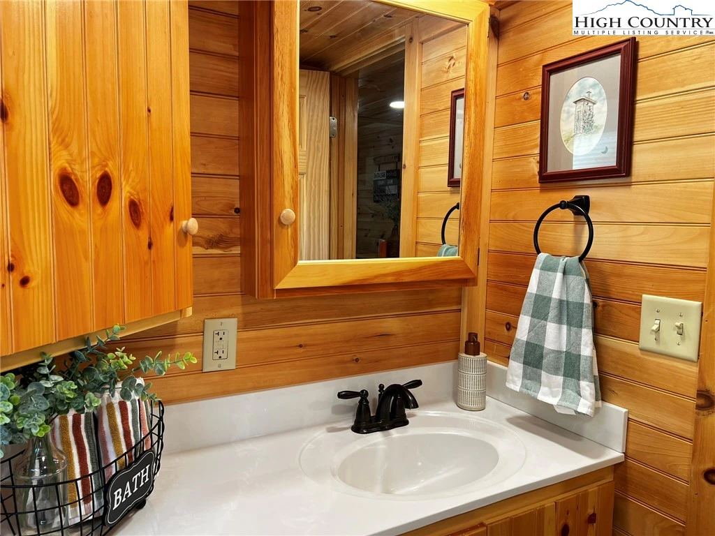 Image number 2 for the current listing