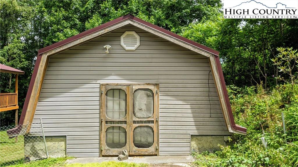 Image number 18 for the current listing