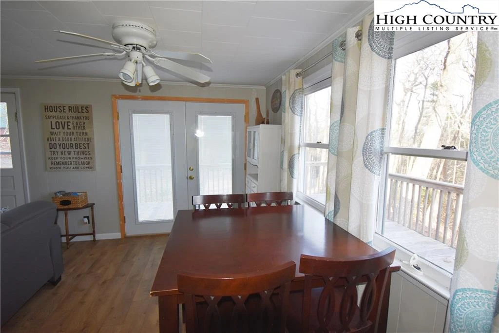Image number 11 for the current listing