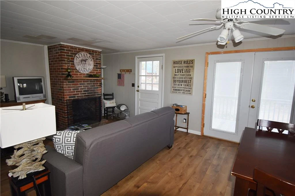 Image number 2 for the current listing