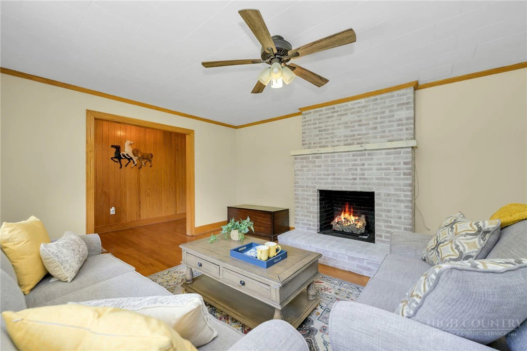 Image number 4 for the current listing