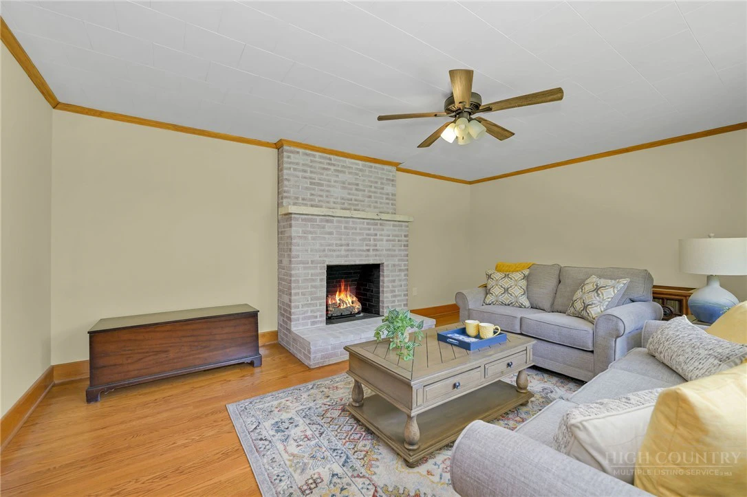 Image number 6 for the current listing