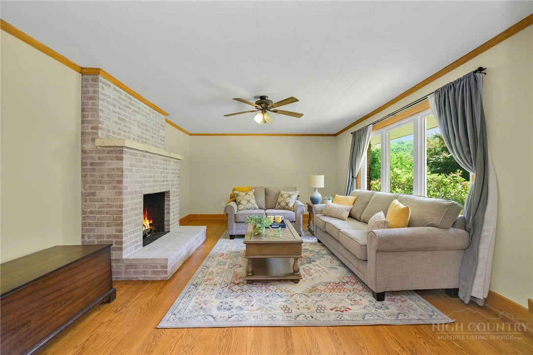 Image number 7 for the current listing