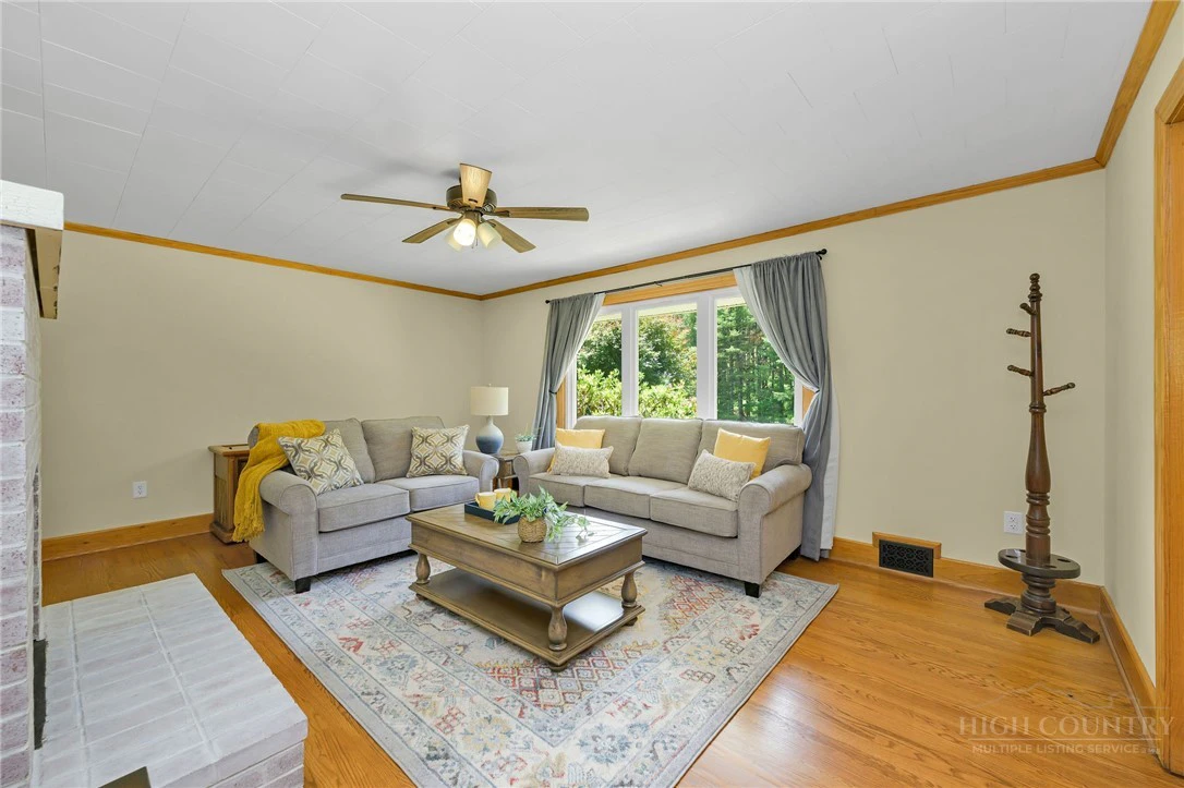 Image number 8 for the current listing