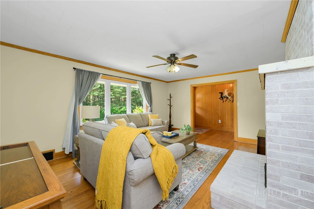 Image number 9 for the current listing