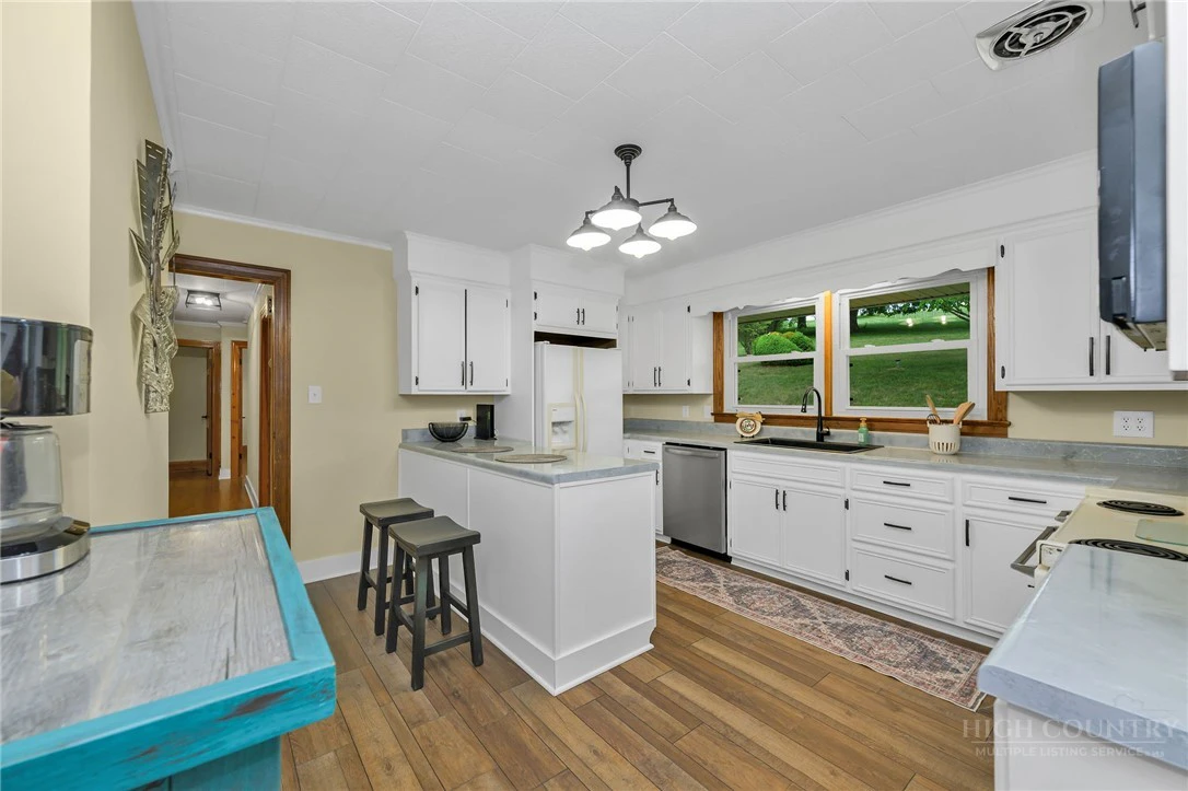 Image number 10 for the current listing