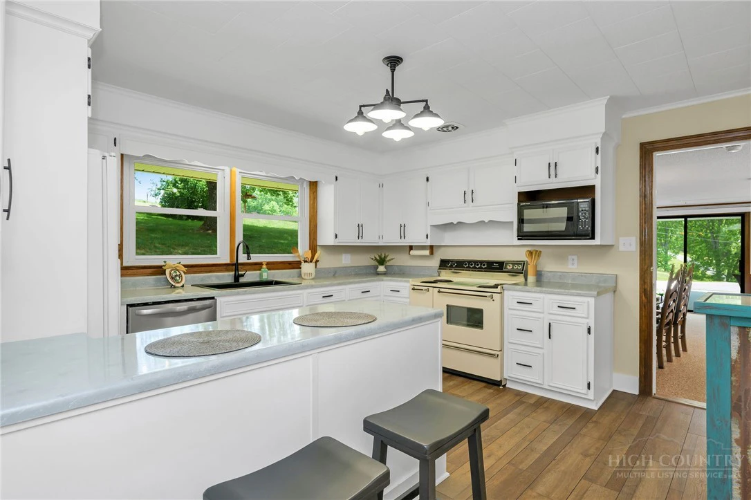 Image number 15 for the current listing