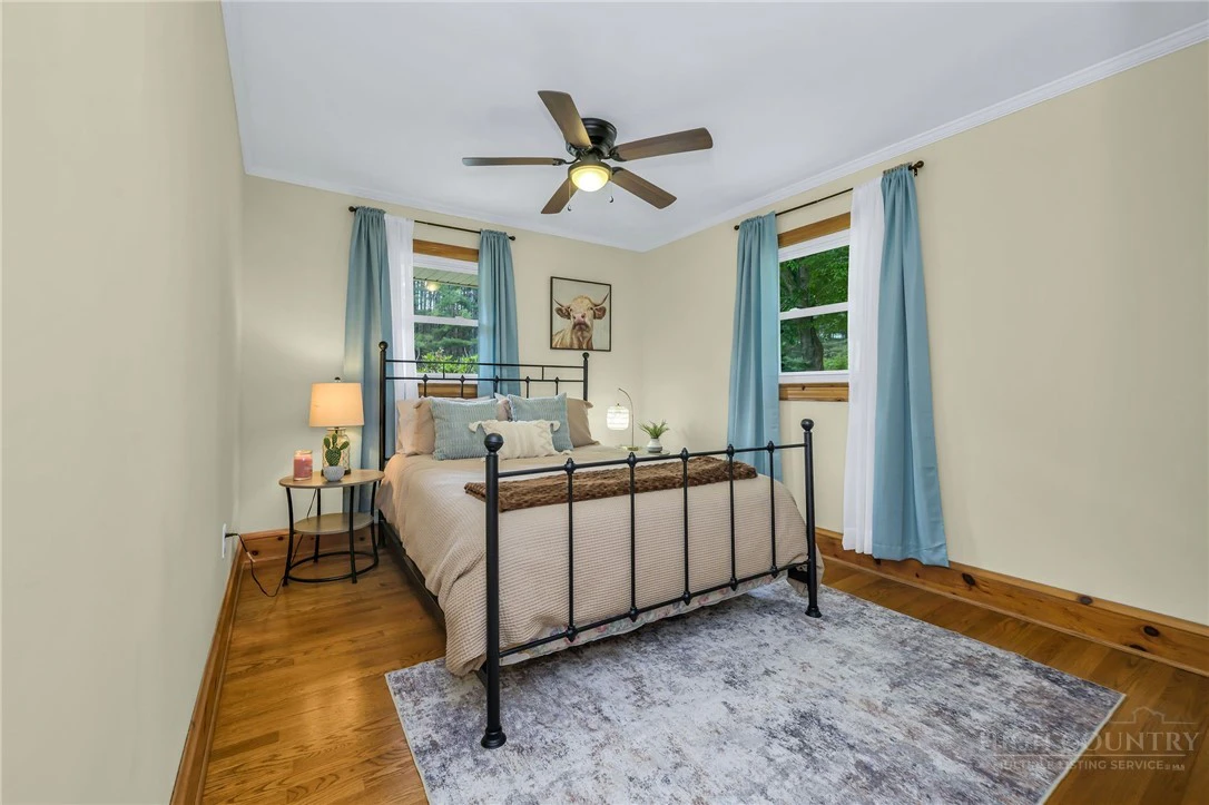 Image number 17 for the current listing